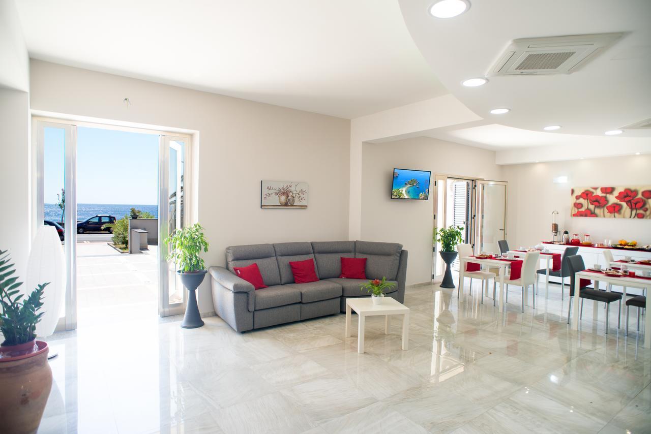 Riva Del Sol Bed and Breakfast Santa Teresa Di Riva Exteriör bild