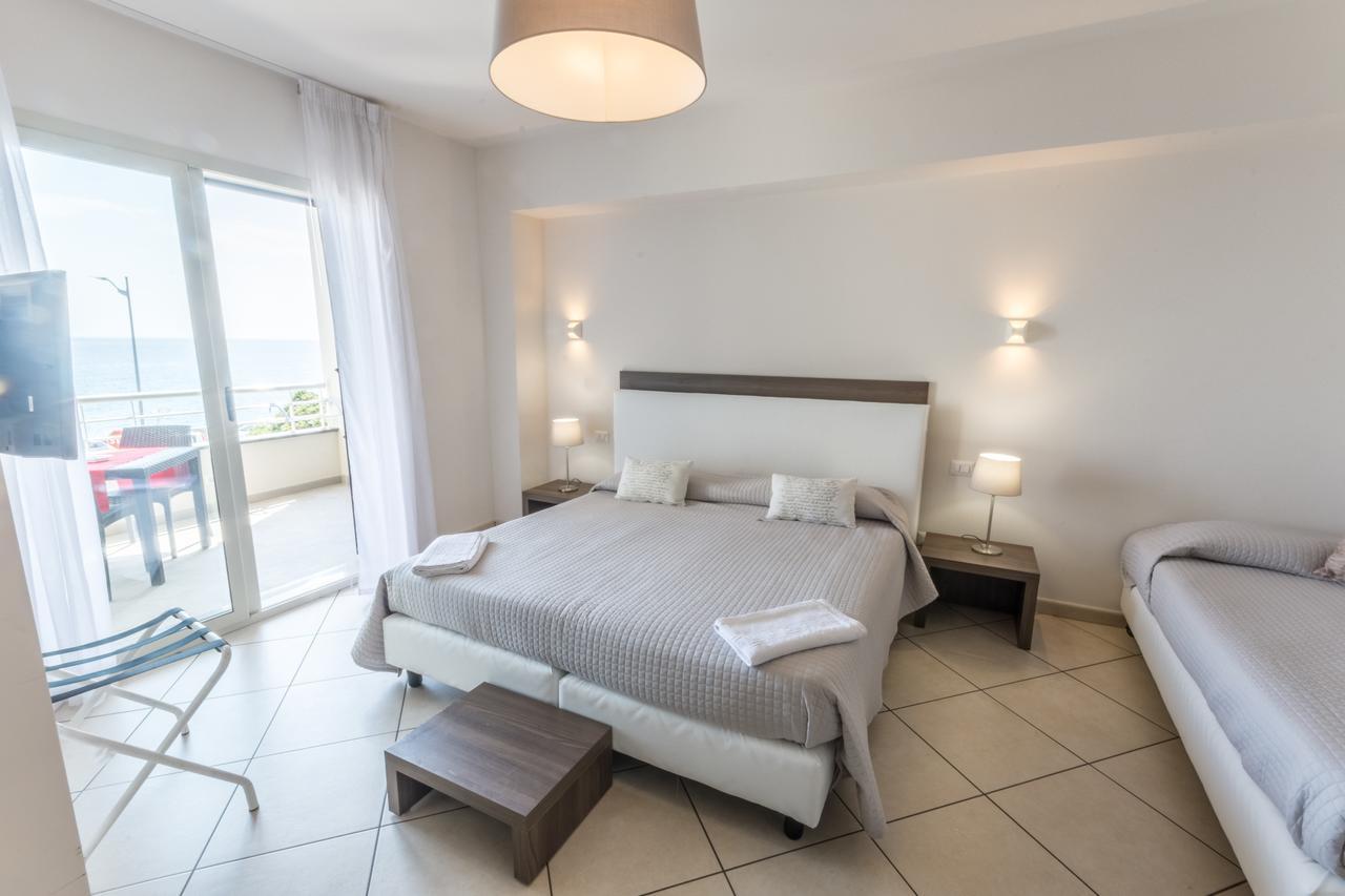 Riva Del Sol Bed and Breakfast Santa Teresa Di Riva Exteriör bild