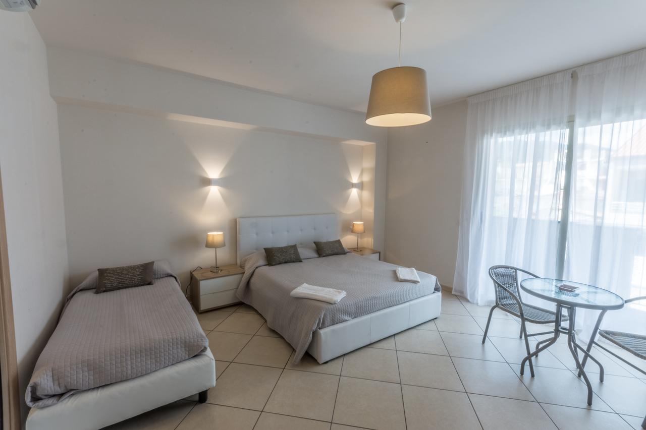 Riva Del Sol Bed and Breakfast Santa Teresa Di Riva Exteriör bild